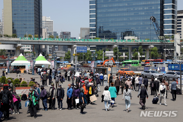 [서울=뉴시스]김병문 기자 = 서울 중구 서울역 광장. 2021.05.03. dadazon@newsis.com