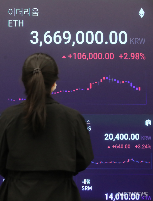 [서울=뉴시스]조수정 기자 = 대표적인 알트 암호화폐 이더리움 가격이 연일 신고가를 경신하고 있는 3일 서울 강남구 암호화폐 거래소 업비트 라운지에 설치된 전광판에 이더리움 가격이 표시되고 있다. 2021.05.03. chocrysytal@newsis.com