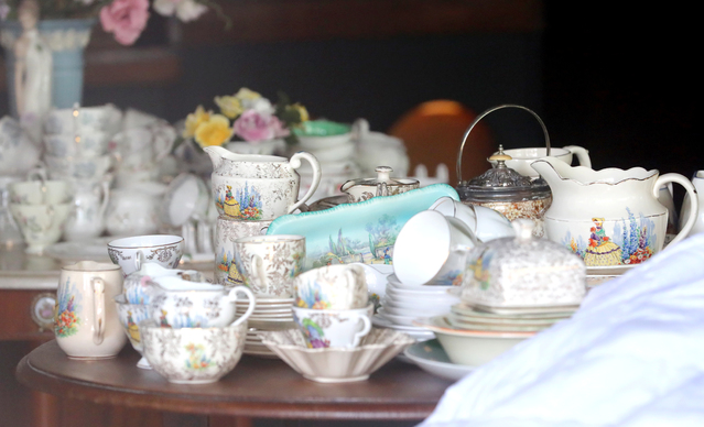 [고양=뉴시스]배훈식 기자 = 3일 오후 경기 고양시의 박준영 해수부 장관 후보자 부인이 운영하는 카페에 찻잔 등 도자기들이 진열돼 있다. 박 후보자 부인은 영국 현지에서 사들인 찻잔 등 대량의 도자기 장식품을 관세를 내지 않고 반입해 판매한 의혹을 받고 있다. 2021.05.03. dahora83@newsis.com