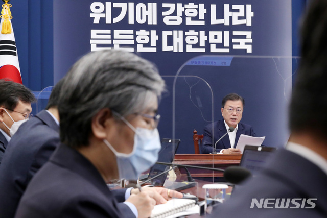 [서울=뉴시스]박영태 기자 = 문재인 대통령이 3일 오후 청와대에서 열린 제2차 코로나19 대응 특별방역 점검회의에 참석해 발언하고 있다. 사진 왼쪽은 정은경 질병관리청장. 2021.05.03. since1999@newsis.com