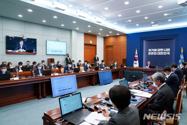 [서울=뉴시스]박영태 기자 = 문재인 대통령이 3일 오후 청와대 여민관에서 열린 '제2차 코로나19 대응 특별방역점검회의'를 주재하고 있다. 2021.05.03. since1999@newsis.com