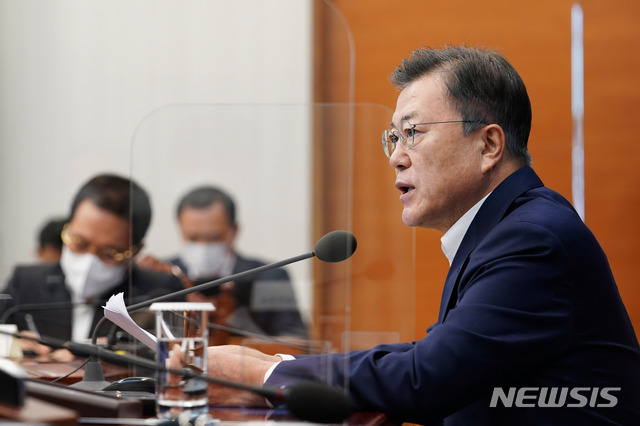 [서울=뉴시스]박영태 기자 = 문재인 대통령이 3일 오후 청와대 여민관에서 열린 '제2차 코로나19 대응 특별방역점검회의'를 주재하고 있다. 2021.05.03. since1999@newsis.com