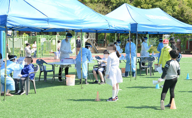 [울산=뉴시스] 배병수 기자 = 울산 남구 한 초등학교 학생이 코로나19 확진판정을 받은 3일 오후 해당 초등학교 임시 선별검사소에서 학생들이 코로나19 검사를 받고 있다. 2021.05.03. bbs@newsis.com 