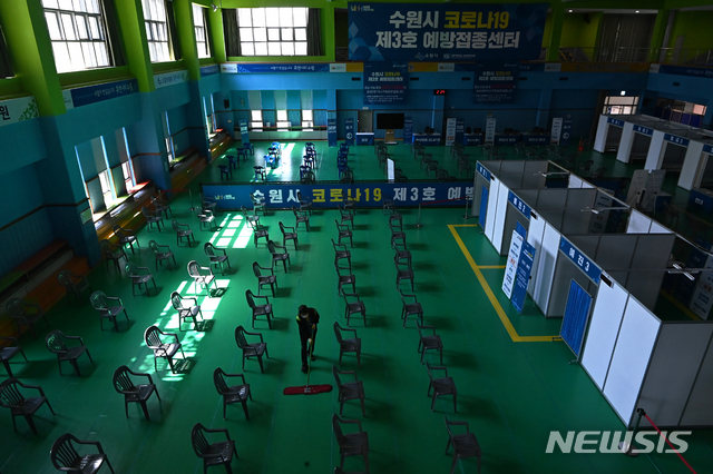 [수원=뉴시스]김종택기자 = 3일 오후 경기도 수원시 장안구 국민체육센터에 마련된 코로나19 예방접종센터가 코로나19 백신 공급 부족으로 임시 중단되어 있다. 2021.05.03.jtk@newsis.com