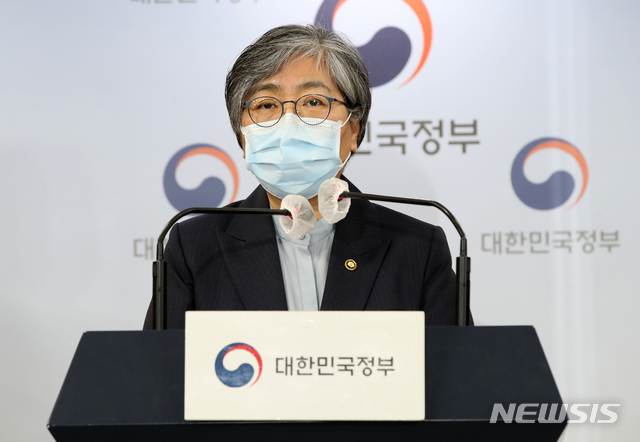 [서울=뉴시스]고범준 기자 = 정은경 질병관리청장이 지난 3일 오후 서울 종로구 정부서울청사 브리핑룸에서 코로나19 대응 특별방역점검회의 관련 브리핑을 하고 있다. 2021.05.03. bjko@newsis.com