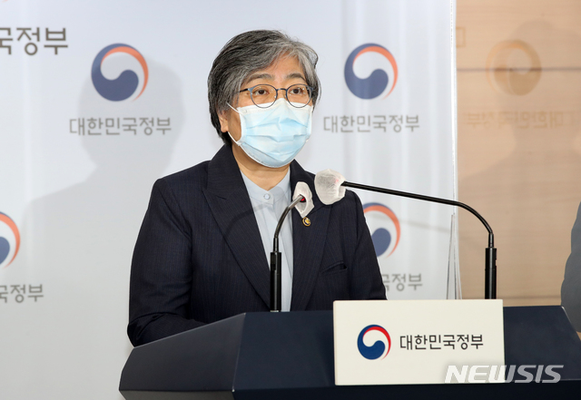 [서울=뉴시스]고범준 기자 = 정은경 질병관리청장이 3일 오후 서울 종로구 정부서울청사 브리핑룸에서 코로나19 대응 특별방역점검회의 관련 브리핑을 하고 있다. 2021.05.03. bjko@newsis.com
