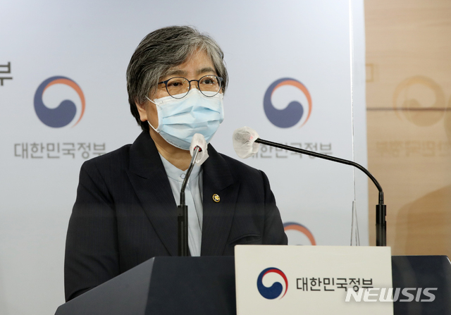 [서울=뉴시스]고범준 기자 = 정은경 질병관리청장이 3일 오후 서울 종로구 정부서울청사 브리핑룸에서 코로나19 대응 특별방역점검회의 관련 브리핑을 마치고 취재진 질문에 답변하고 있다. 2021.05.03. bjko@newsis.com
