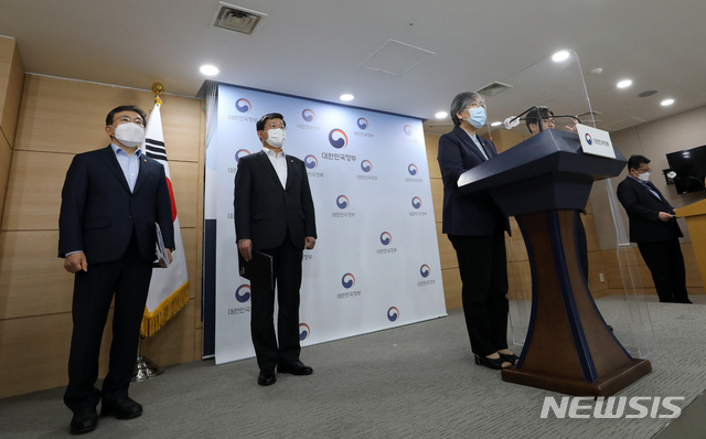 [서울=뉴시스]고범준 기자 = 정은경 질병관리청장이 3일 오후 서울 종로구 정부서울청사 브리핑룸에서 코로나19 대응 특별방역점검회의 관련 브리핑을 하고 있다. 2021.05.03. bjko@newsis.com