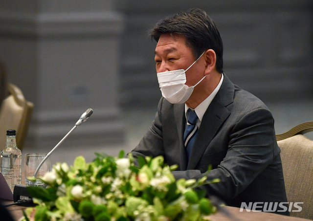 [런던=AP/뉴시스]모테기 도시미쓰 일본 외무상이 3일(현지시간) 영국 런던 그로스베노 하우스 호텔에서 토니 블링컨 미국 국무장관과 회담하고 있다. 2021.5.3.