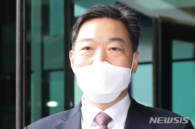[서울=뉴시스]조수정 기자 = 문재인 대통령이 검찰총장 후보자로 지명한 김오수 전 법무부 차관이 지난 3일 오후 서울 서초구 서울고등검찰청을 나서며 기자들의 질문에 답하고 있다. 2021.05.03. chocrysytal@newsis.com
