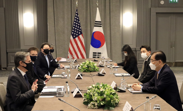 [서울=뉴시스]최진석 기자 = 정의용 외교부 장관이 3일 영국 런던에서 토니 블링컨 미국 국무부 장관과 주요 7개국(G7) 외교·개발장관회의 계기 한미 외교장관 회담을 갖고 있다. 2021.05.03. (사진=외교부 제공) photo@newsis.com
