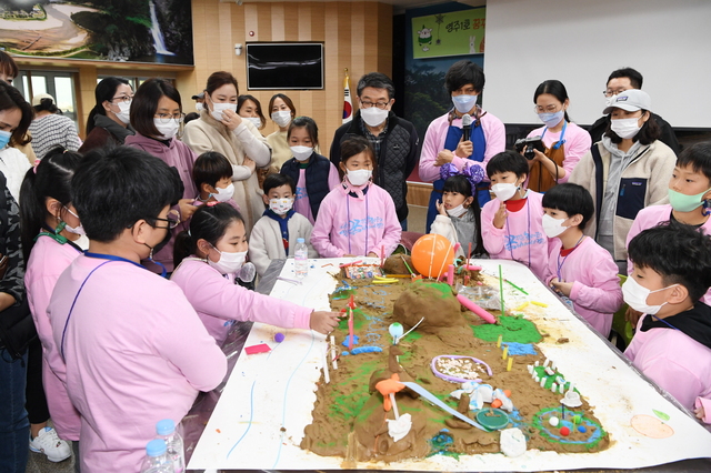 지난해 영주시청에서 열린 '서천 어린이놀이터 디자이너 캠프'에서 어린이들이 놀이터를 직접 디자인하고 있다. (사진=영주시 제공) *재판매 및 DB 금지