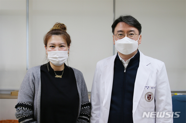 [서울=뉴시스]고려대학교 안암병원은 여러 과 간 협진을 바탕으로 EXIT 시술을 한 결과 초고위험 쌍둥이 산모가 두 아이를 건강하게 출산하는 데 성공했다고 4일 밝혔다. EXIT 시술이란 산모가 제왕절개로 아이를 출산한 뒤 산모와 아이가 태반과 탯줄로 연결돼 있는 상태에서 기도삽관을 통해 아이에게 산소를 공급하는 것을 말한다. 산부인과 안기훈 교수, 소아청소년과 허주선·조한나 교수, 이비인후과 백승국 교수, 마취통증의학과 최성욱 교수, 영상의학과 오세린·유성혜 교수 등 전문의 일곱 명이 투입됐다. 사진은 산모 A씨와 안 교수. (사진= 고려대 안암병원 제공) 2021.05.04