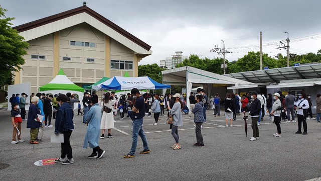 [여수=뉴시스]김석훈 기자 = 4일 오전 전남 여수시 보건소 주차장에 마련된 선별진료소를 찾은 시민들이 코로나19 검사를 받기위해 길게 줄을 서있다. (사진 = 여수시청 제공) 2021.05.04. photo@newsis.com *재판매 및 DB 금지