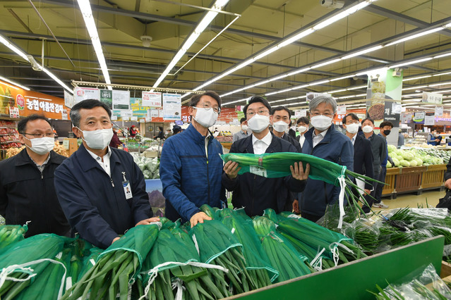 이억원 기획재정부 차관이 4일 서울 서초구 양재동 소재 농협 하나로마트를 방문, 농수산품 가격 및 수급동향을 점검하고 있다. (사진=기재부 제공)