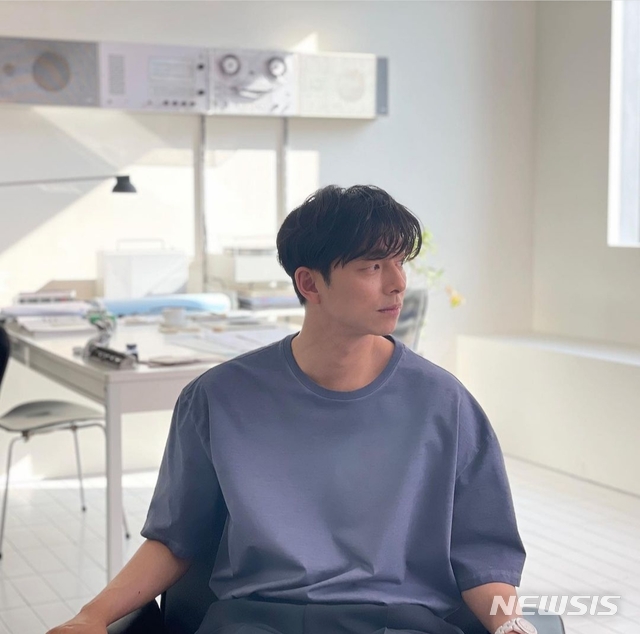 [서울=뉴시스] 배우 공유. 사진 = 매니지먼트숲 공식 인스타그램. 2021.5.04. photo@newsis.com