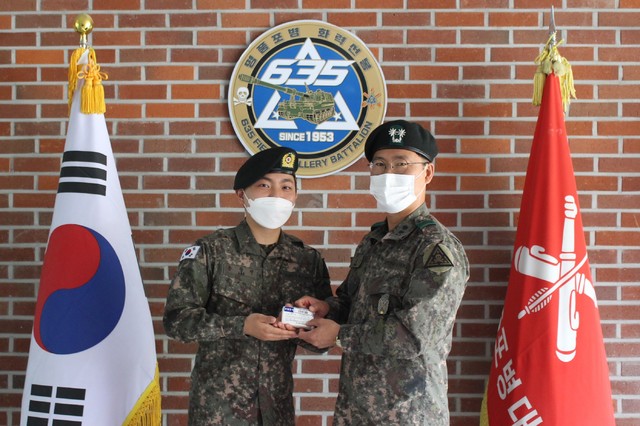 서승원 가온포병대대 대대장(오른쪽)이 손창빈 일병에게 헌혈증을 건네고 있다. (사진=육군 제3보병사단 제공) *재판매 및 DB 금지