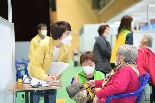 4일 오전 경북 영덕군 코로나19 화이자 백신 1차 접종 *재판매 및 DB 금지