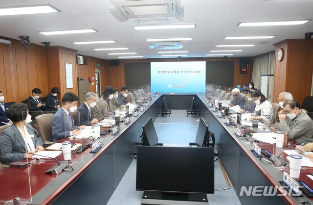 [창원=뉴시스] 홍정명 기자= 4일 경상남도교육청 중회의실에서 '생태환경교육 대전환'을 주제로 지역 환경·시민단체 대표 및 전문가 초청 간담회가 열리고 있다.(사진=경남도교육청 제공) 2021.05.04. photo@newsis.com