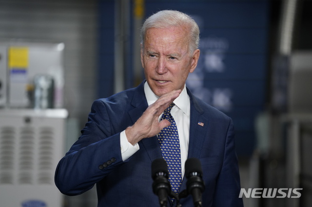 [포츠머스=AP/뉴시스]조 바이든 미국 대통령이 3일(현지시간) 버지니아 포츠머스 소재 타이드워터 커뮤니티칼리지에서 연설하고 있다. 2021.05.04.