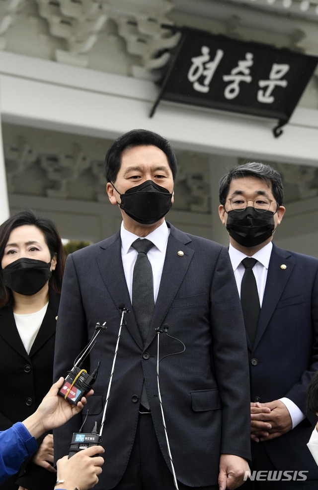 [서울=뉴시스]국회사진기자단 = 김기현 국민의힘 대표 권한대행 겸 원내대표가 4일 국민의힘 의원들과 함께 서울 동작구 국립서울현충원 참배를 마치고 기자들의 질문에 답하고 있다. 2021.05.04. photo@newsis.com