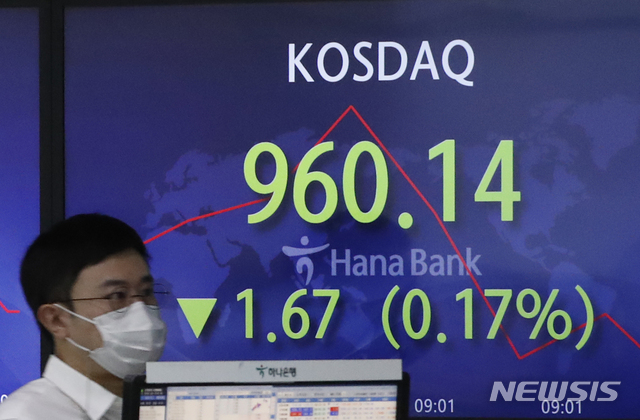 [서울=뉴시스]김형수 기자 = 코스피가 전 거래일(3127.20)보다 4.19포인트(0.13%) 오른 3131.39에 출발한 4일 오전 서울 하나은행 딜링룸에서 딜러들이 업무를 보고 있다. 코스닥지수는 전 거래일(961.81)보다 0.49포인트(0.05%) 내린 961.32에 출발했다. 서울 외환시장에서 원·달러 환율은 전 거래일(1124.0원)보다 3.4원 내린 1120.6원에 출발했다. 2021.05.04. kyungwoon59@newsis.com