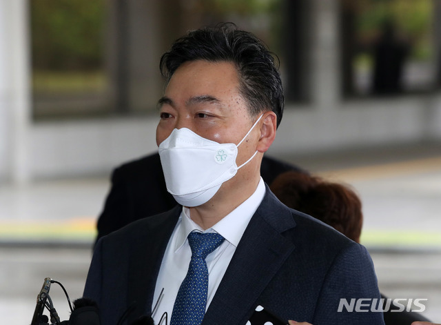 [서울=뉴시스]고범준 기자 = 김오수 검찰총장 후보자가 4일 오전 서울 서초구 서울고등검찰청으로 출근하며 취재진 질문에 답변하고 있다. 2021.05.04. bjko@newsis.com