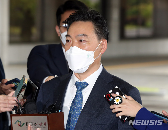 [서울=뉴시스]고범준 기자 = 김오수 검찰총장 후보자가 4일 오전 서울 서초구 서울고등검찰청으로 출근하며 취재진 질문에 답변하고 있다. 2021.05.04. bjko@newsis.com