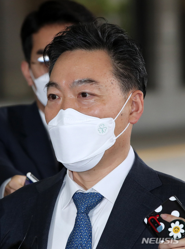 [서울=뉴시스]고범준 기자 = 김오수 검찰총장 후보자가 4일 오전 서울 서초구 서울고등검찰청으로 출근하며 취재진 질문에 답변하고 있다. 2021.05.04. bjko@newsis.com