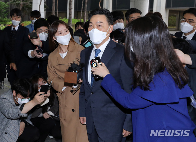 [서울=뉴시스]고범준 기자 = 김오수 검찰총장 후보자가 4일 오전 서울 서초구 서울고등검찰청으로 출근하며 취재진 질문에 답변하고 있다. 2021.05.04. bjko@newsis.com