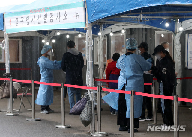 [서울=뉴시스]박주성 기자 = 코로나19 신규 확진자 수가 500명대 중반을 기록한 4일 오전 서울역 광장에 마련된 임시선별검사소에 시민들이 검사를 받기 위해 대기하고 있다. 2021.05.04. park7691@newsis.com