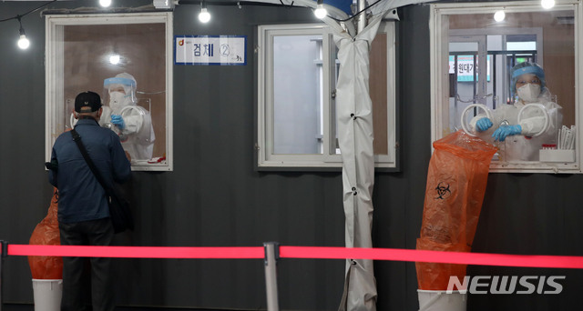 [서울=뉴시스]박주성 기자 = 코로나19 신규 확진자 수가 500명대 중반을 기록한 4일 오전 서울역 광장에 마련된 임시선별검사소에 시민이 검사를 받고 있다. 2021.05.04. park7691@newsis.com