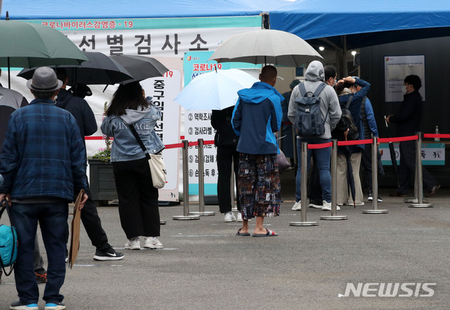 [서울=뉴시스]박주성 기자 = 지난 4일 오전 서울역 광장에 마련된 임시선별검사소에 시민들이 검사를 받기 위해 줄을 서고 있다. 2021.05.04. park7691@newsis.com