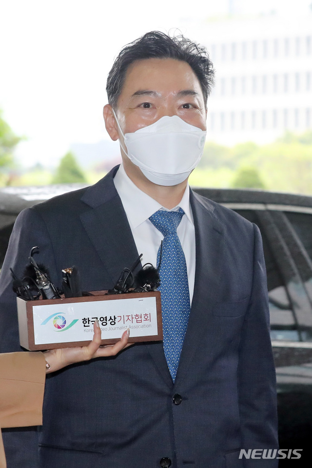 [서울=뉴시스]김병문 기자 = 신임 검찰총장 후보자에 지명된 김오수 전 법무부 차관이 4일 오전 서울 서초구 서울고등검찰청을 들어서며 취재진들에게 질문 받고 있다. 2021.05.04. dadazon@newsis.com