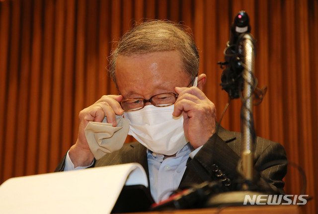 [서울=뉴시스]조수정 기자 = 홍원식 남양유업 회장이 최근 자사 유제품 불가리스가 코로나19 억제 효과가 있다는 발표로 빚어진 논란과 관련해 4일 오전 서울 강남구 도산대로 남양유업 본사 대강당에서 대국민 사과를 발표하며 눈물 흘리고 있다.&nbsp; (공동취재사진) 2021.05.04. photo@newsis.com