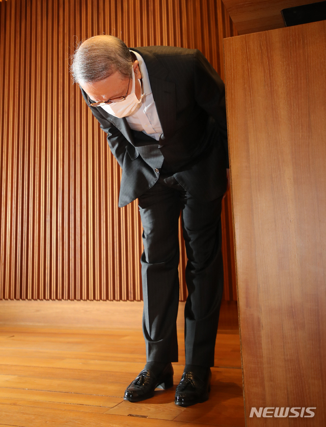 [서울=뉴시스]조수정 기자 = 홍원식 남양유업 회장이 최근 자사 유제품 불가리스가 코로나19 억제 효과가 있다는 발표로 빚어진 논란과 관련해 4일 오전 서울 강남구 도산대로 남양유업 본사 대강당에서 대국민 사과를 발표하기 위해 입장하며 인사하고 있다.&nbsp; (공동취재사진) 2021.05.04. photo@newsis.com