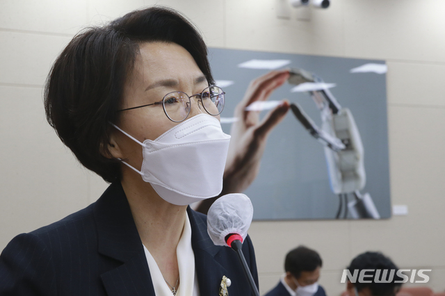 [서울=뉴시스]김진아 기자 = 임혜숙 과학기술정보통신부 장관 후보자가 4일 오전 서울 여의도 국회에서 열린 과학기술정보방송통신위원회 인사청문회에서 모두발언을 하고 있다. (공동취재사진) 2021.05.04. photo@newsis.com