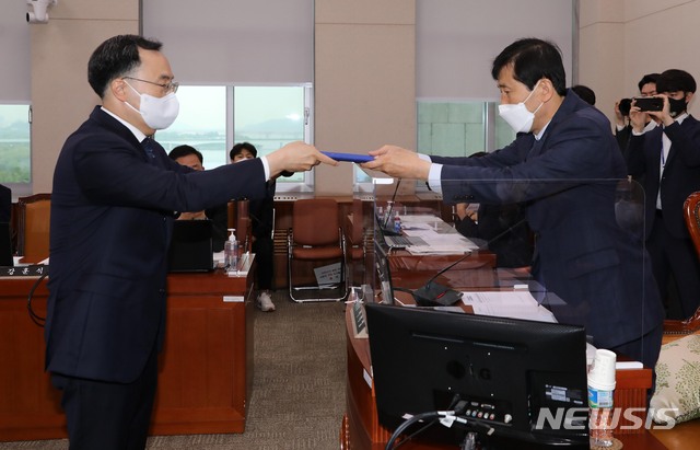 [서울=뉴시스]김진아 기자 = 문승욱 산업통상자원부 장관 후보자가 4일 오전 서울 여의도 국회에서 열린 산업통상자원중소벤처기업위원회 인사청문회에서 이학영 위원장에게 선서문을 전달하고 있다. (공동취재사진) 2021.05.04. photo@newsis.com