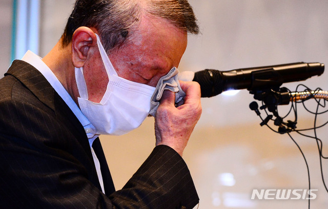 [서울=뉴시스]조수정 기자 = 홍원식 남양유업 회장이 최근 자사 유제품 불가리스가 코로나19 억제 효과가 있다는 발표로 빚어진 논란과 관련해 4일 오전 서울 강남구 도산대로 남양유업 본사 대강당에서 대국민 사과를 발표하며 눈물 흘리고 있다.&nbsp; (공동취재사진) 2021.05.04. photo@newsis.com