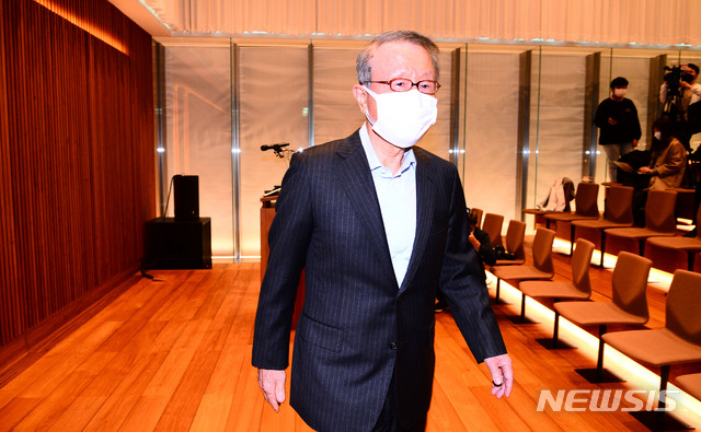 [서울=뉴시스]조수정 기자 = 홍원식 남양유업 회장이 최근 자사 유제품 불가리스가 코로나19 억제 효과가 있다는 발표로 빚어진 논란과 관련해 4일 오전 서울 강남구 도산대로 남양유업 본사 대강당에서 대국민 사과를 발표한 뒤 회견장을 나서고 있다. (공동취재사진) 2021.05.04. photo@newsis.com