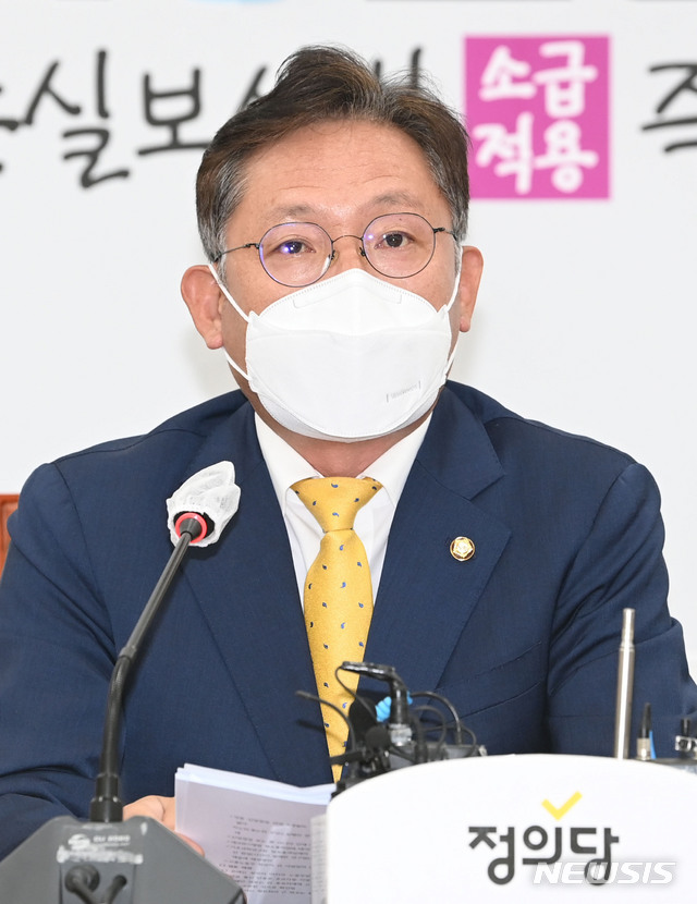 [서울=뉴시스]김진아 기자 = 배진교 정의당 신임 원내대표가 4일 오전 서울 여의도 국회에서 열린 정의당 의원총회에서 취임사를 하고 있다. (공동취재사진) 2021.05.04. photo@newsis.com