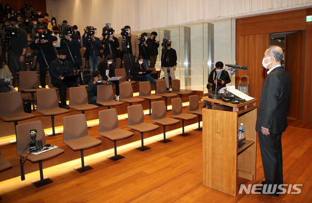 [서울=뉴시스]조수정 기자 = 홍원식 남양유업 회장이 최근 자사 유제품 불가리스가 코로나19 억제 효과가 있다는 발표로 빚어진 논란과 관련해 4일 오전 서울 강남구 도산대로 남양유업 본사 대강당에서 대국민 사과를 한 뒤 회장직 사퇴를 발표하고 있다.&nbsp; (공동취재사진) 2021.05.04. photo@newsis.com