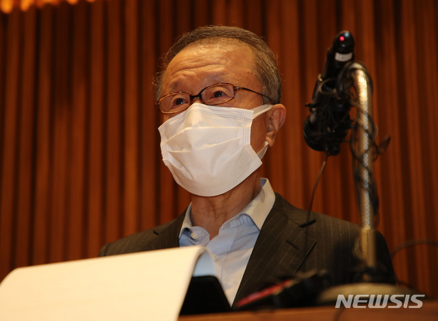 [서울=뉴시스]조수정 기자 = 홍원식 남양유업 회장이 최근 자사 유제품 불가리스가 코로나19 억제 효과가 있다는 발표로 빚어진 논란과 관련해 4일 오전 서울 강남구 도산대로 남양유업 본사 대강당에서 대국민 사과를 한 뒤 회장직 사퇴를 발표하고 있다.&nbsp; (공동취재사진) 2021.05.04. photo@newsis.com