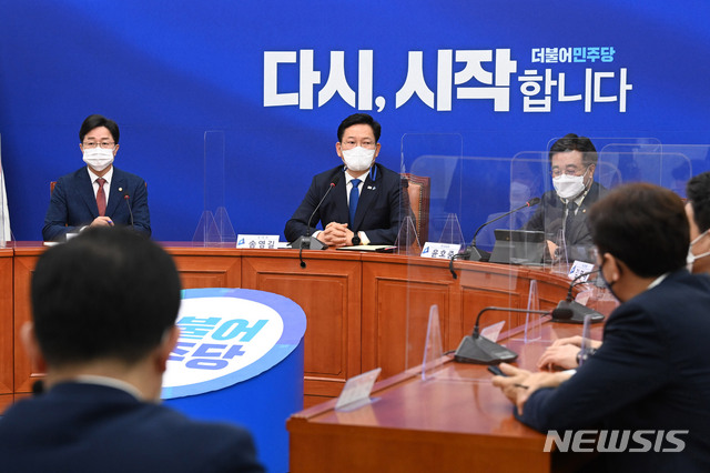 [서울=뉴시스]김진아 기자 = 송영길 더불어민주당 대표가 4일 오전 서울 여의도 국회에서 코로나19 백신 관련 보고회에서 발언을 하고 있다. (공동취재사진) 2021.05.04. photo@newsis.com