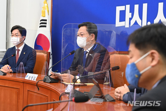 [서울=뉴시스]김진아 기자 = 송영길 더불어민주당 대표가 4일 오전 서울 여의도 국회에서 코로나19 백신 관련 보고회에서 발언을 하고 있다. (공동취재사진) 2021.05.04. photo@newsis.com