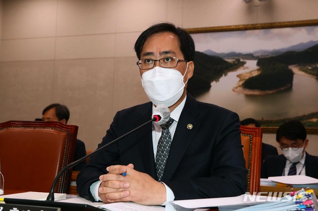 [서울=뉴시스]김진아 기자 = 박준영 해양수산부 장관 후보자가 4일 서울 여의도 국회 농림축산식품해양수산위원회에서 열린 인사청문회에서 의원들의 질문에 답하고 있다. (공동취재사진) 2021.05.04. photo@newsis.com