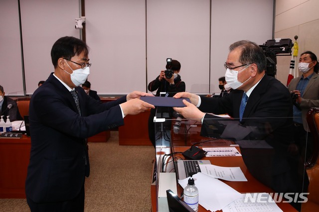 [서울=뉴시스]김진아 기자 = 박준영 해양수산부 장관 후보자가 4일 서울 여의도 국회 농림축산식품해양수산위원회에서 열린 인사청문회에서 선서를 마친뒤 이개호 위원장에게 선서문을 전달하고 있다. (공동취재사진) 2021.05.04. photo@newsis.com