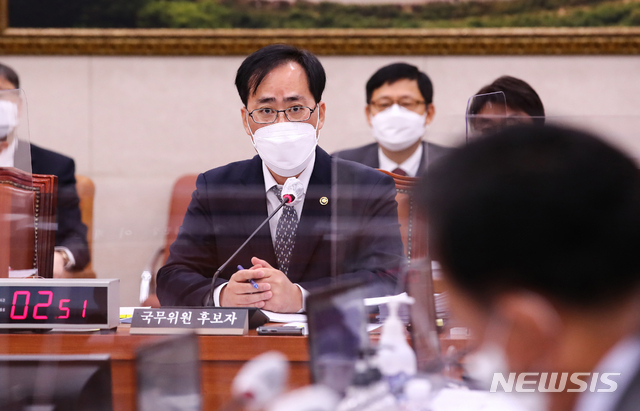 [서울=뉴시스]김진아 기자 = 박준영 해양수산부 장관 후보자가 4일 서울 여의도 국회 농림축산식품해양수산위원회에서 열린 인사청문회에 참석해 의원들 질문에 답하고 있다. (공동취재사진) 2021.05.04. photo@newsis.com