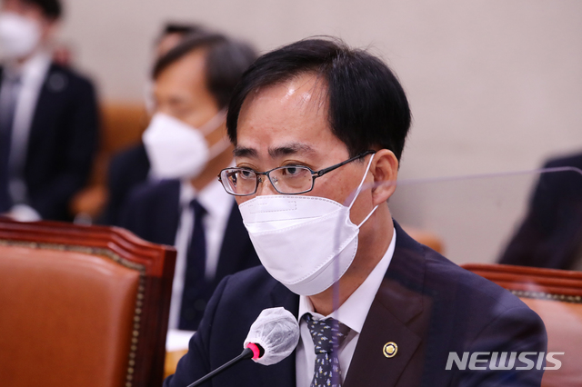[서울=뉴시스]김진아 기자 = 박준영 해양수산부 장관 후보자가 4일 서울 여의도 국회 농림축산식품해양수산위원회에서 열린 인사청문회에 참석해 의원들 질문에 답하고 있다. (공동취재사진) 2021.05.04. photo@newsis.com