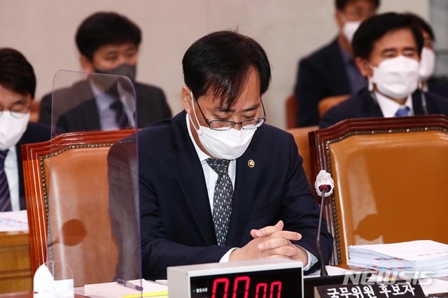 [서울=뉴시스]김진아 기자 = 박준영 해양수산부 장관 후보자가 4일 서울 여의도 국회 농림축산식품해양수산위원회에서 열린 인사청문회에 참석해 생각에 잠겨있다. (공동취재사진) 2021.05.04. photo@newsis.com
